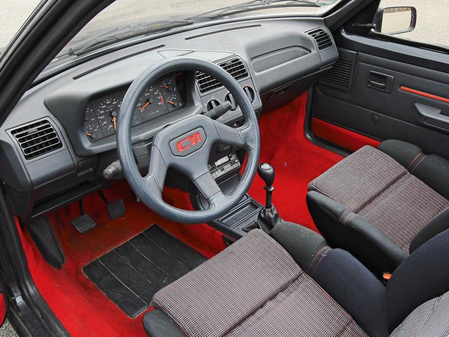 Интерьер Peugeot 205 CTI 1986 года  (фото 7 из 14)